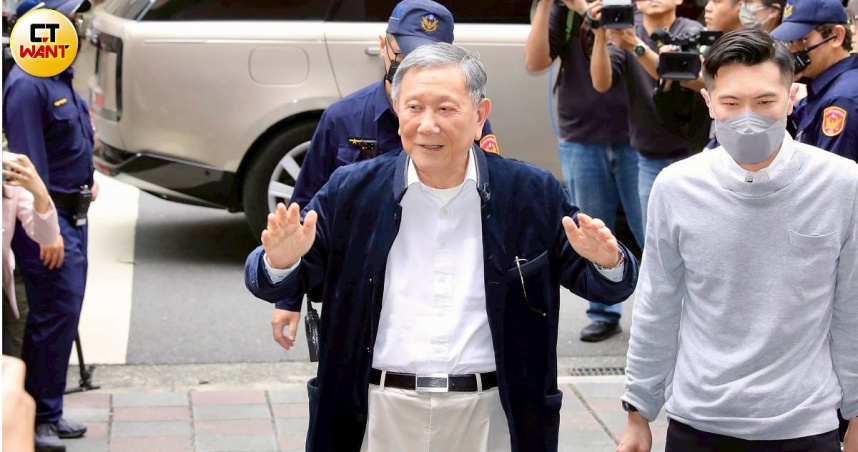 威京集團總裁沈慶今一審遭判10年，並加保3000萬元，他則在晚間9時許湊及資金並完成交保程序。（圖／方萬民攝）