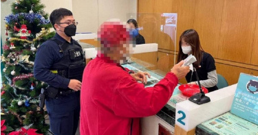 知名老牌印刷業L姓老董，因在通訊軟體上認了「乾女兒」，多次前往銀行提領面交投資款，因此痛失3300萬元。（示意圖／非本案當事人及銀行）