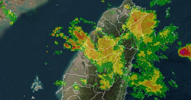 臉書氣象粉專「台灣颱風論壇｜天氣特急」今（6）日指出，中彰近海出現煙囪雲發展，但不久後逐漸消散，中部以北降雨逐漸緩和。（圖／翻攝自臉書／台灣颱風論壇｜天氣特急）