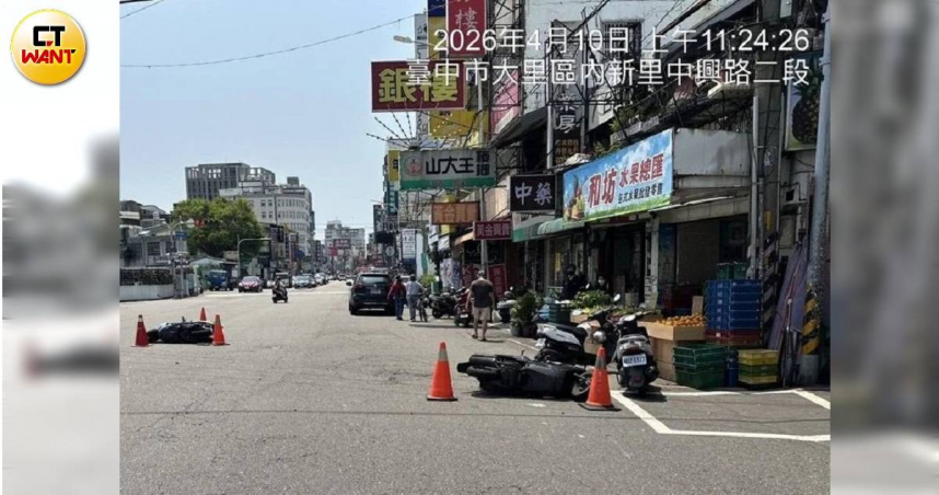 今天中午，大里中興路發生嚴重車禍，一輛白色轎車連續追撞2輛轎車、3輛機車才停下，現場一片狼藉。（圖／林慶祥翻攝）