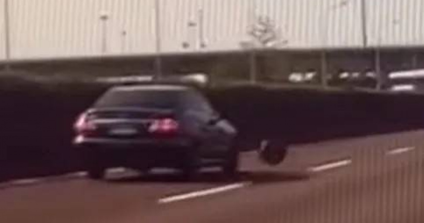 國道1號木桌掉落，賓士車駕駛閃避不及撞上。（圖／翻攝WoWtchout - 地圖型行車影像分享平台）