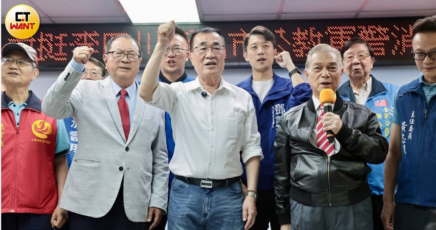 新北市長參選人李四川出席中央公教警消「力挺李四川團結大會」。（圖／黃耀徵攝）