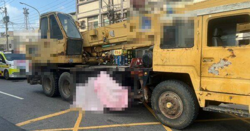 台南安定發生死亡車禍，一名8旬婦人穿越馬路時遭機械起重車撞擊，不幸當場身亡。（圖／翻攝畫面）