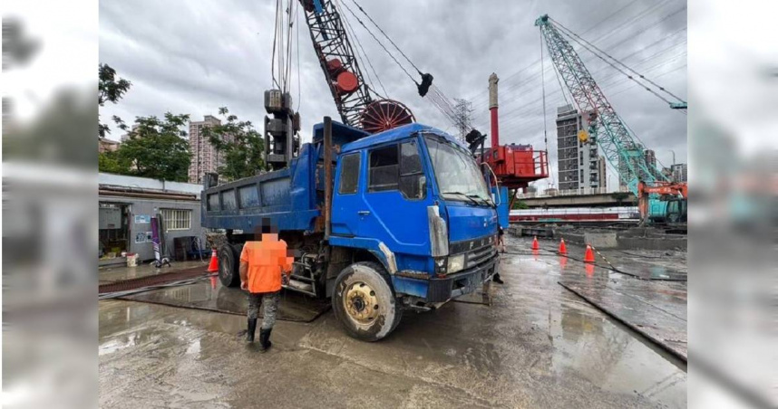 新北中和工地「載土卡車突滑動」！　司機遭捲車底輾斃