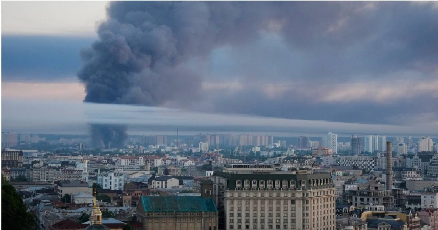 俄羅斯2日凌晨對烏克蘭首都基輔（Kyiv）發動數百架無人機與數十枚飛彈攻擊，造成至少27人死亡、數十人受傷。（圖／達志／美聯社）