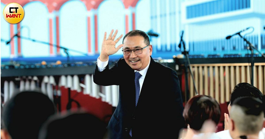 新北市長侯友宜呼籲中央先釐清中聯油脂案爭議，再談油品重新上架。（圖／周志龍攝）