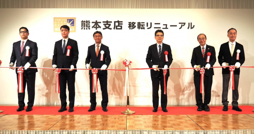 中國信託銀行今日舉辦子行東京之星熊本分行喬遷開幕典禮，東京之星董事長蕭仲謀（右一）、總經理伊東武（左三）出席剪綵。（圖／中國信託銀行提供）