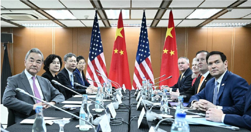 大陸外交部長王毅（左一），22日在東南亞國家協會外長會議期間，與美國國務卿盧比歐（右一）在菲律賓首都馬尼拉舉行了90分鐘的會談。（圖／達志／美聯社）