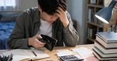 大學生每月1萬元生活費究竟夠不夠，引發網友熱烈討論，不少人認為在目前物價下已相當吃緊。（示意圖／AI生成）