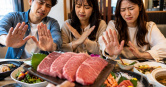 網友與朋友前往日本仙台，抵達後才知道旅伴分別不吃牛肉、不碰生食，另有人對蝦蟹貝類過敏。（示意圖／AI生成）