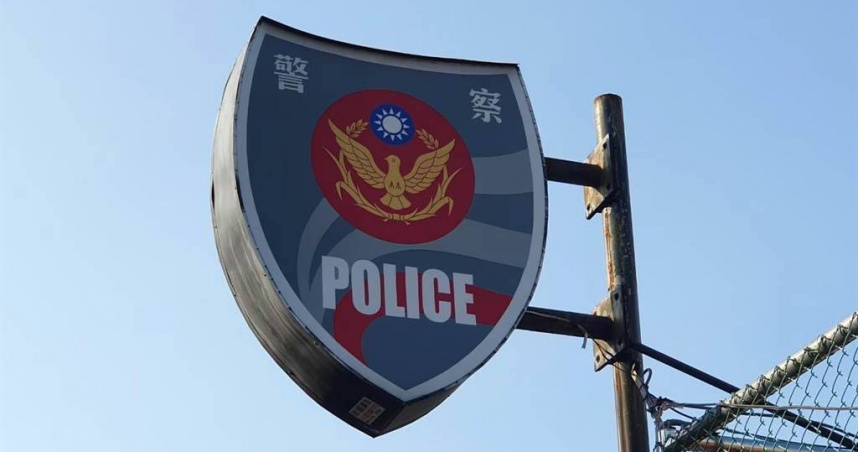 休假警闖槍械室持槍欲輕生。（圖／翻攝畫面）