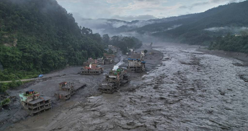 尼泊爾與大陸邊境遭嚴重洪災侵襲，兩側累計919人死亡、4793人失蹤，搜救行動持續進行。（圖／達志／美聯社，下同）