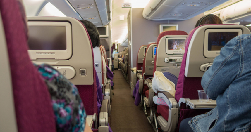 墨西哥沃拉里斯航空一架客機完成約4小時航程，抵達塔帕丘拉國際機場後，才發現一名28歲女乘客在座位上失去反應。（示意圖／Pixabay）