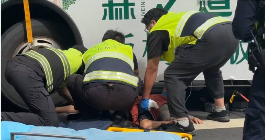 樹林公車轉彎斑馬線上撞行人　6旬婦捲入車底「雙腿遭撞斷」痛苦哀嚎