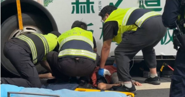 新北市樹林區中山路一段與文化街口28日中午發生嚴重車禍，藍38公車轉彎撞倒過馬路老婦並捲入車底輾斷雙腿。（圖／翻攝畫面）