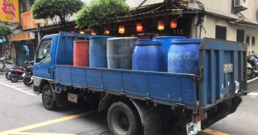 廚餘車重心不穩狂甩 5騎士慘摔身上全餿水