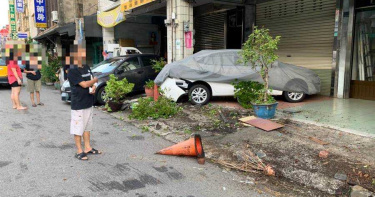 你累了嗎? 小黃司機機神不濟 開車打瞌睡撞路邊汽車