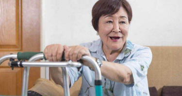 生活艱辛疼痛20年 「藝術歌后」閻荷婷神奇再站起來