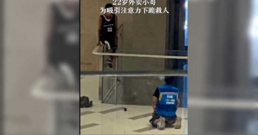 好人好事代表!外送員下跪拯救跳樓男 遭起底半年前「地鐵免費派口罩」