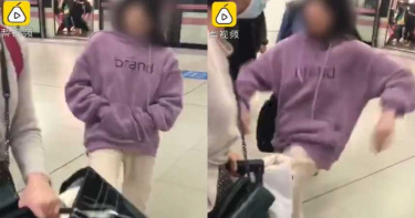 老媽搭錯地鐵!少女氣炸「連踹6腳」發洩…路人勸阻也挨打