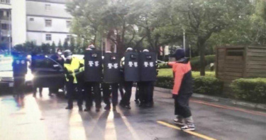 防搶演練太逼真!中和警對空開槍喊「搶劫」 民眾嚇壞