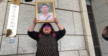 影/中尉排長自縊10軍官皆不起訴 母帶遺照哭癱:「人死了才拿錢還我們!」