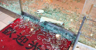基隆披薩店玻璃門傳巨響爆裂 眾人嚇壞疑溫差惹禍