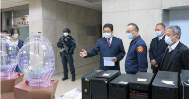 警政署長陳家欽視察全國大掃蕩黑幫、斷其金流的成果。(圖/李明軒攝)