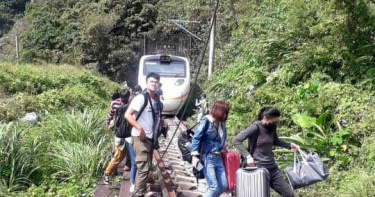 太魯閣號出軌多人無生命跡象警消搶救中 釀禍工程車人員逃逸