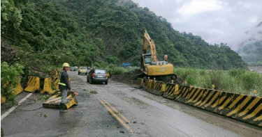 高雄市桃源區台20線97K因連續降雨影響，導致邊坡落石坍方，交通部公路總局甲仙工務段上午派員至現場清除坍方落石，9時障礙排除已恢復通行。（圖／桃源區公所提供／林雅惠高雄傳真）