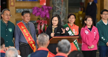 民進黨黨內大咖接連輔選立委蔡培慧，一早由黨秘書長林飛帆陪同車掃，總統蔡英文也接力參香，最後總統府秘書長林佳龍一同路掃，眾多鄉親都相當高興，肯定蔡培慧的努力。（圖／蔡培慧提供）