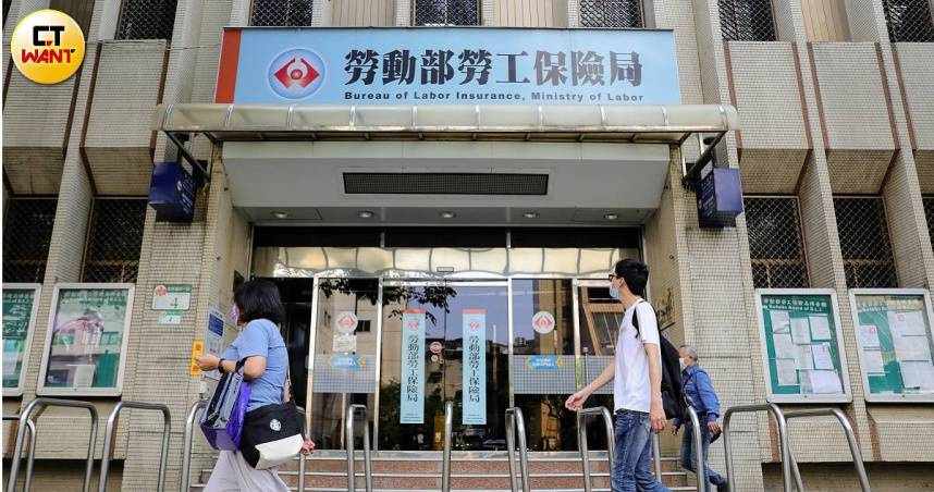 勞保局今（23）日趕在過年前發放各項年金，明（24）日還有6筆錢，符合資格的民眾趕快刷存摺。（圖／方萬民攝）