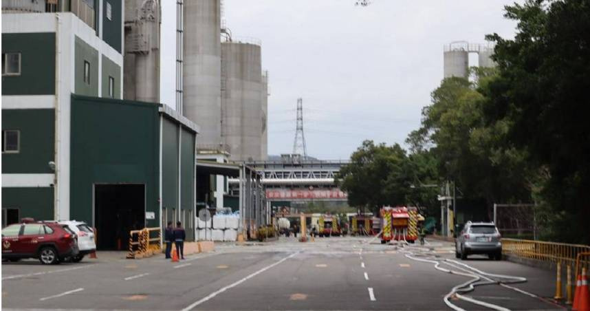 新埔遠東紡織廠6日凌晨發生保溫管線熱煤油外洩汽化引發爆炸，事故已釀2死。（圖／報系資料照）