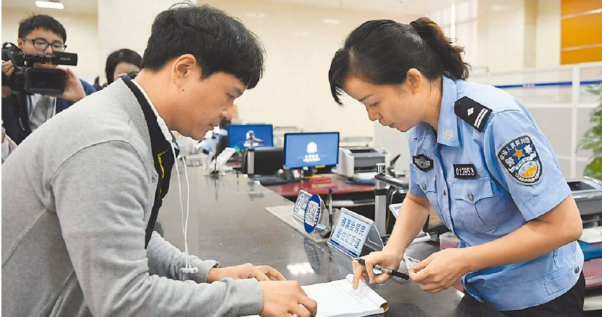 陸委會主委邱垂正表示，台灣民眾在大陸申領居住證將納管。圖為大陸居住證發放示意圖。（圖／中新社）