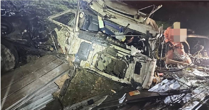 男子國道失控撞護欄車輛全毀，幸無生命危險。（圖／翻攝畫面）