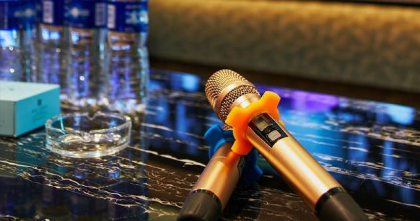 男子酒後和好友到KTV唱歌，期間趴在廁所窗戶口嘔吐，竟意外墜樓。（示意圖／翻攝自pixabay）