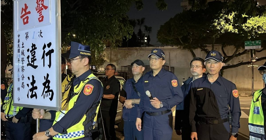 統促黨12日晚間號召支持者到北所外聲援柯文哲，遭警方舉牌驅離。（圖／翻攝畫面）