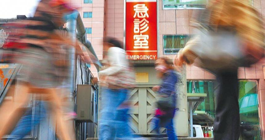 急診壅塞揭露護理人力不足的問題，衛福部與台灣醫療工會聯合會協商，卻決定以「跨科支援」解決，引爆護理界怒火。（圖／報系資料照片）