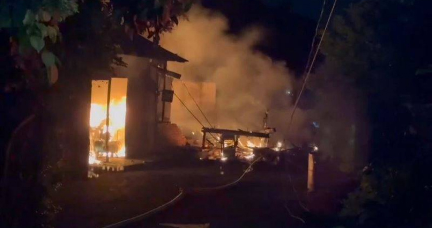 嘉義木屋深夜陷火海濃煙狂竄　。（ 圖／翻攝畫面）