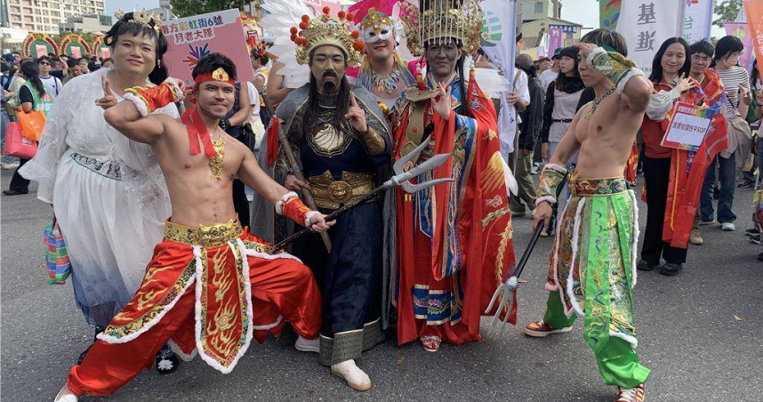 台南的彩虹遊行以「八仙過海」為主題，請出媽祖神尊坐鎮，並有人扮成神尊和家將。（圖／中國時報記者郭良傑攝）