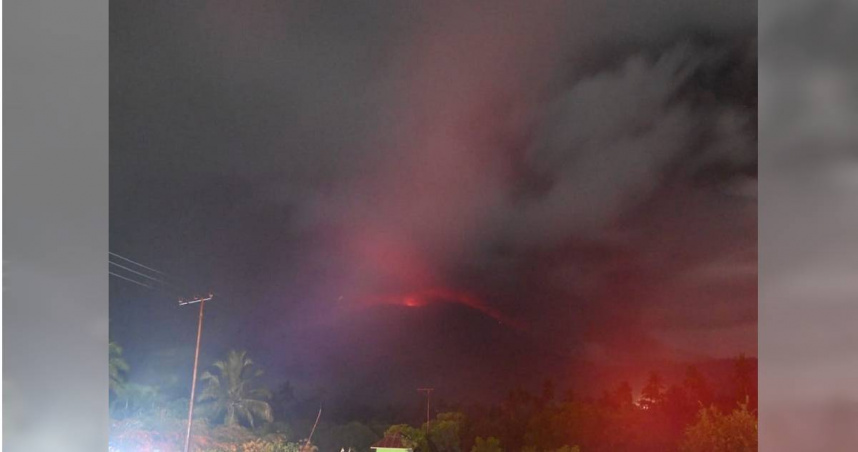 印尼勒沃托比拉基拉基火山在20日深夜大規模噴發。（圖／翻攝自X）