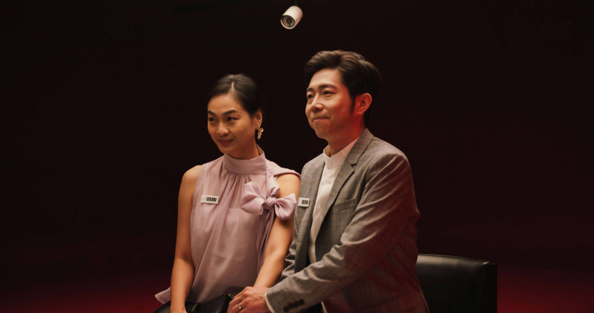 陳雪甄（左）、竺定誼（右）在《全民嬰檢》中飾演參與生育考試的夫妻檔。（圖／公視提供）