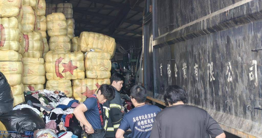 高雄市橋頭區田中路一間舊衣回收場發生衣物崩塌意外，導致現場一名女員工遭活埋喪命。（圖／報系資料照）