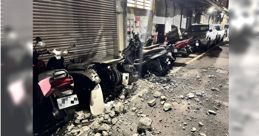 三重某公寓大樓磁磚外牆掉落，6輛機車遭波及道路已恢復通行。（圖/翻攝畫面）