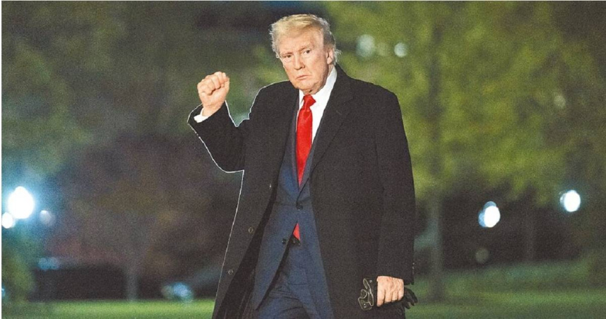 美國總統川普在華盛頓白宮南草坪向記者示意。（圖／美聯社）