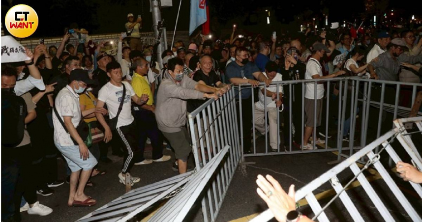 17日晚間台北地檢署外頭不少藍營支持者集結聲援遭聲押的國民黨台北市黨部主委黃呂錦茹等人。（圖／劉耿豪攝）