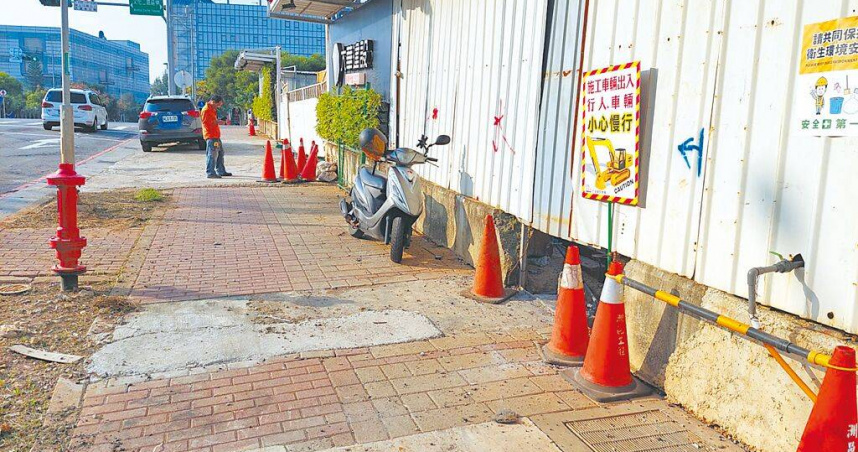 桃園新建案如雨後春筍，但大型機具進出、管線開挖，往往造成人行道等公設毀損，近半年桃市府就接獲逾117件通報，其中22件勒令停工。（圖／建管處提供／中國時報蔡依珍桃園傳真）