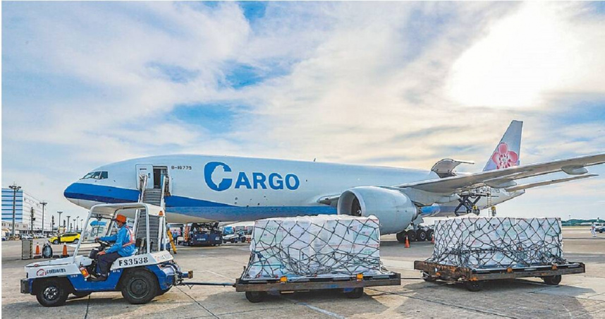 美國關稅政策恐衝擊我國海空貨運業者。圖為桃園機場地勤人員正在運送空運物品。（圖／陳麒全攝）