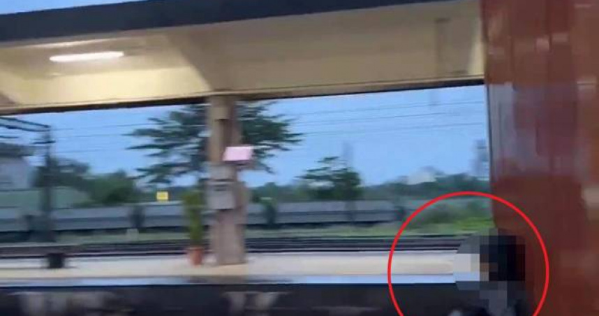男子清晨偷搭平車「盤坐背靠貨櫃」遭逮。（圖／翻攝畫面）