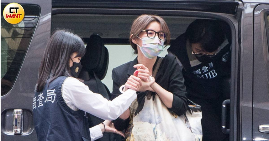 貴婦奈奈抵達北檢。（圖／黃威彬攝）